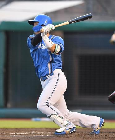 　２回、逆転の中越え２点適時二塁打を放つ郡司（撮影・開出牧）