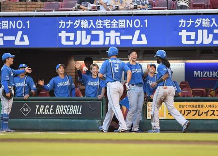 　２回、郡司の逆転中越え２点適時二塁打で生還したマルティネス（右から３人目）とハンソン（右端）を迎える清宮（右から２人目）ら日本ハムナイン（撮影・開出牧）