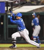 　５回、中越え適時三塁打を放つ清宮（撮影・開出牧）