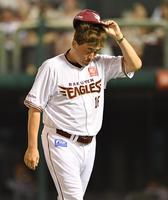 　５回、先発・田中将が日本ハム打線に捕まり投手交代を告げた石井監督（撮影・開出牧）