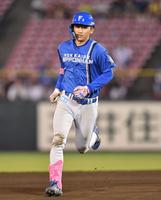 　６回、右越えソロを放ちベースを回る加藤豪（撮影・開出牧）