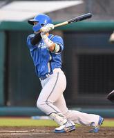 　２回、逆転の中越え２点適時二塁打を放つ郡司（撮影・開出牧）