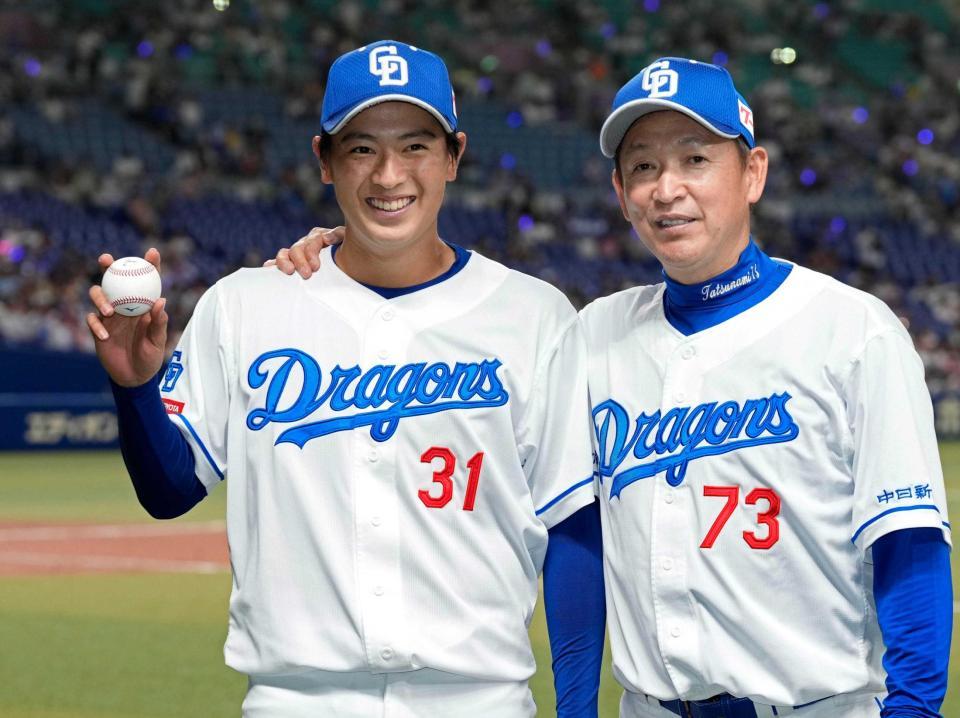 　プロ初勝利を挙げ、ウイニングボールを手に立浪監督（右）の祝福を受ける仲地