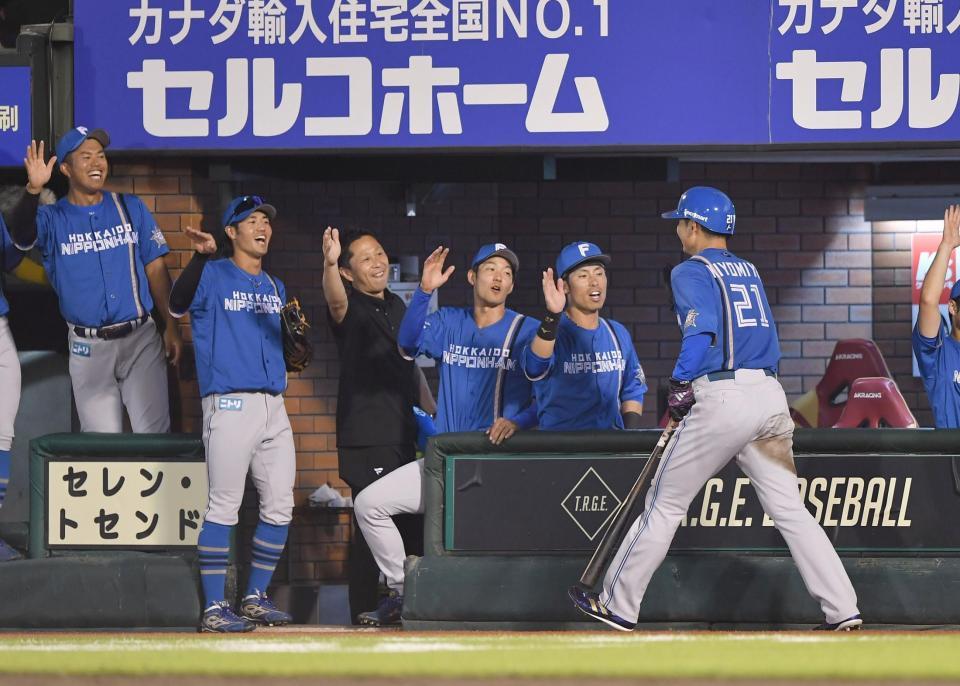 　５回、万波のレフト線適時二塁打で生還しナインとタッチを交わす清宮（右）＝撮影・開出牧