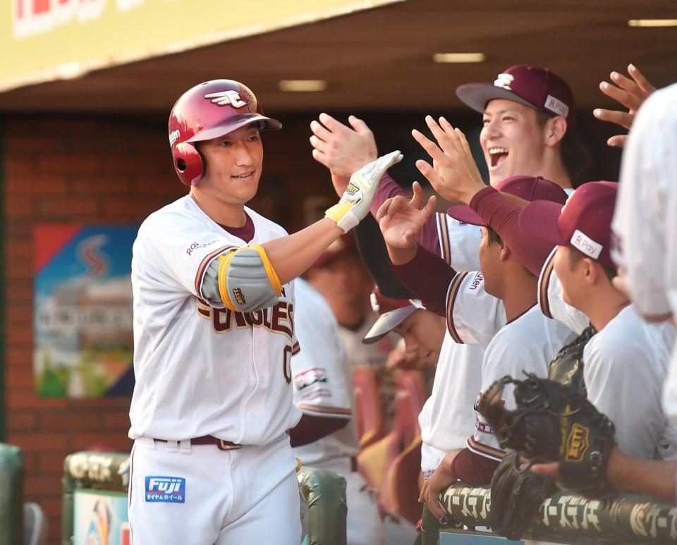 　１回、先制の右越えソロを放ちナインとタッチを交わす小深田（左）＝撮影・開出牧