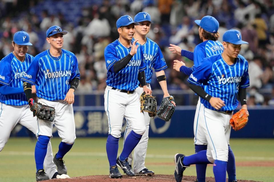 中日に勝利しタッチするＤｅＮＡナイン＝バンテリンドーム