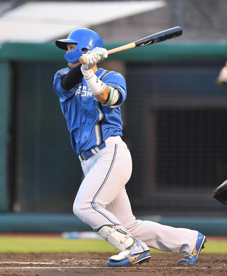 　２回、逆転の中越え２点適時二塁打を放つ郡司（撮影・開出牧）