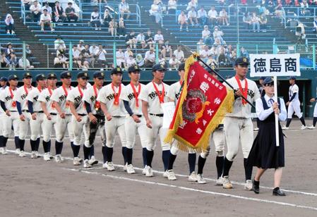 　優勝旗を手にダイヤモンドを一周するエース兼主将の森煌ら徳島商ナイン