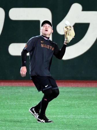 　ノックを受ける丸（撮影・佐藤厚）