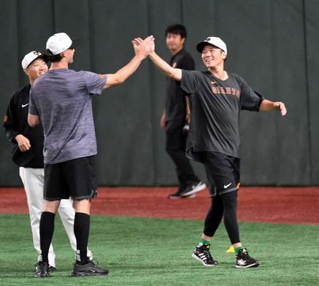 　１軍に合流し、ビーディ（左）とハイタッチする坂本（撮影・佐藤厚）