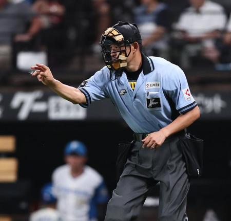 　７回、空中に浮いているものをキャッチする球審（撮影・中島達哉）