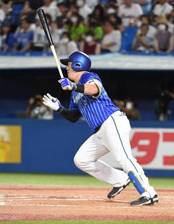 　８回、同点の適時二塁打を放つ牧（撮影・三好信也）