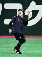 　ノックを受ける丸（撮影・佐藤厚）