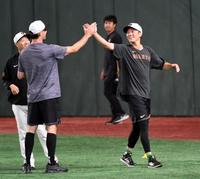 　１軍に合流し、ビーディ（左）とハイタッチする坂本（撮影・佐藤厚）