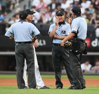 　１回終了後に審判団と話をする中嶋監督（左奥）＝撮影・中島達哉