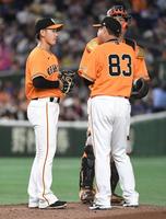 　４回途中４失点で原監督（右）から降板を告げられる井上（撮影・佐藤厚）