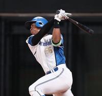 　５回、中前打を放つ万波（撮影・中島達哉）