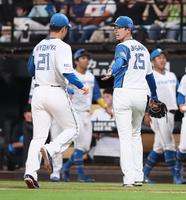 　６回、セデーニョを三ゴロに抑え、清宮（左）を迎える上沢（撮影・中島達哉）