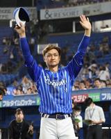 　ヒーローインタビュー後、ファンに手を振る大和