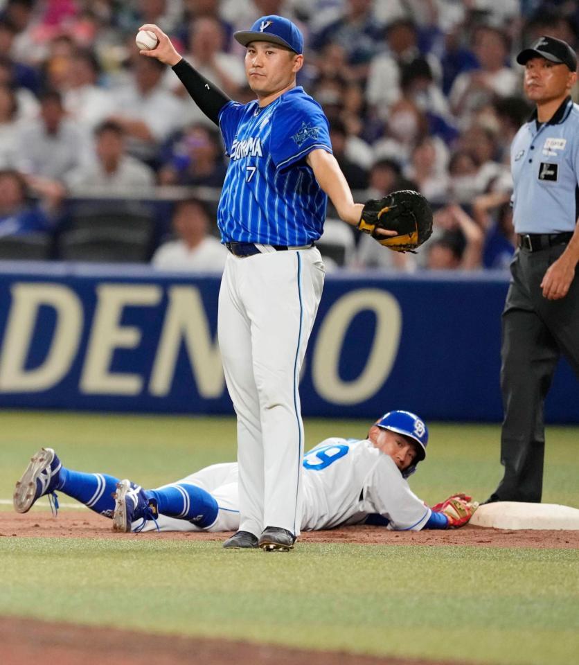 　８回、代走・伊藤がけん制死。一塁手は佐野