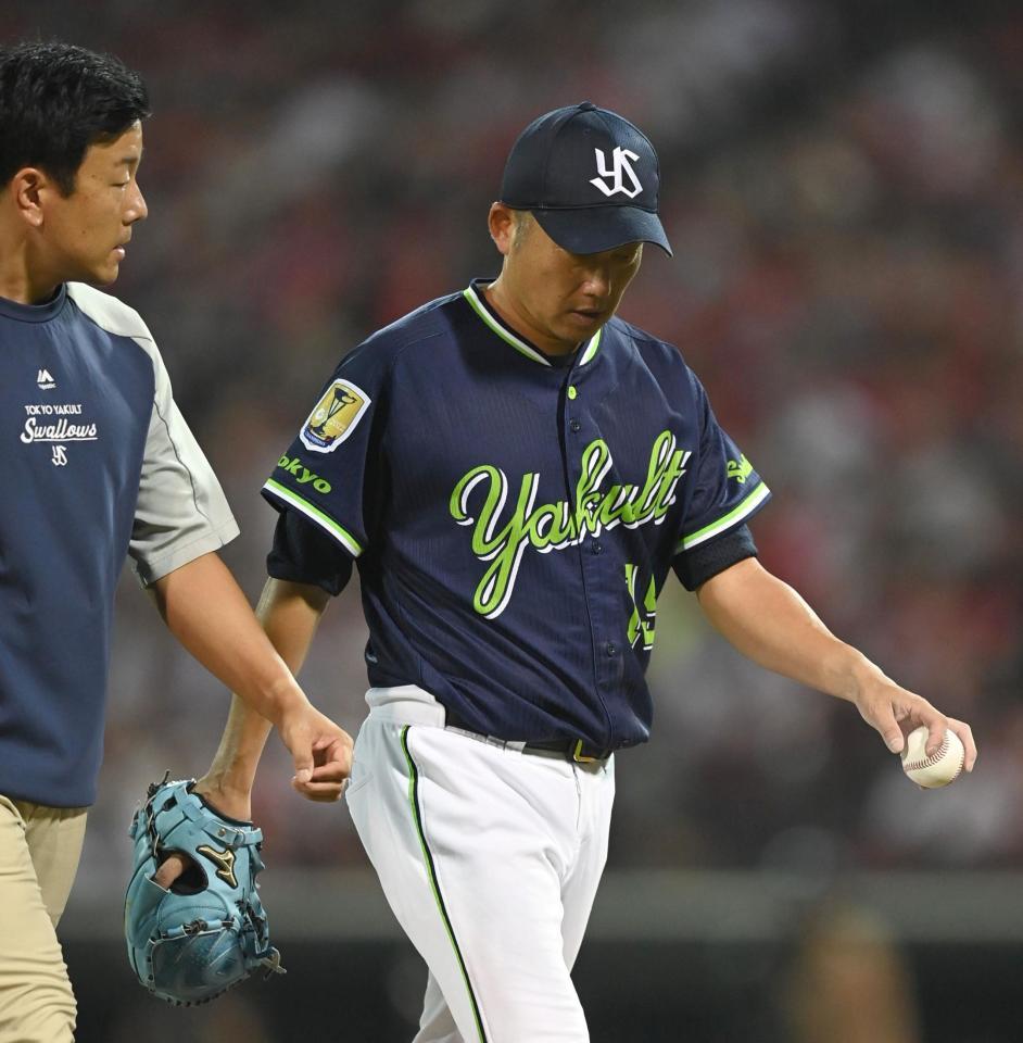 　６回、ケガのためベンチへ戻る石川（撮影・田中太一）