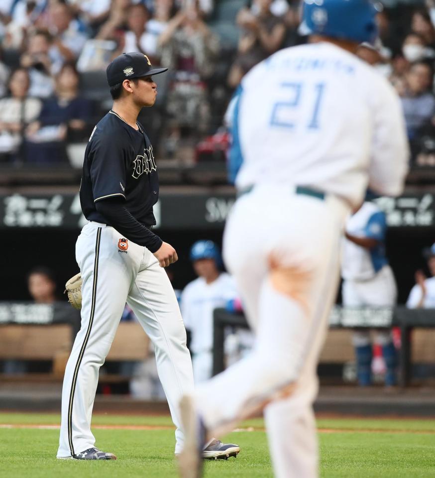 　１回、打者・ハンソンの時にボークで先制を許す山下（手前は生還する三走・清宮）＝撮影・中島達哉