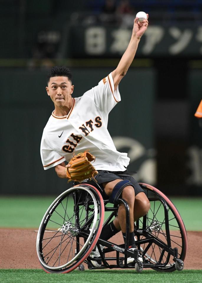 　始球式に登板したプロ車イステニスプレーヤーの小田凱人（撮影・佐藤厚）