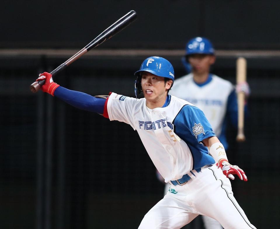 　４回、２点適時打を放つ五十幡（撮影・中島達哉）