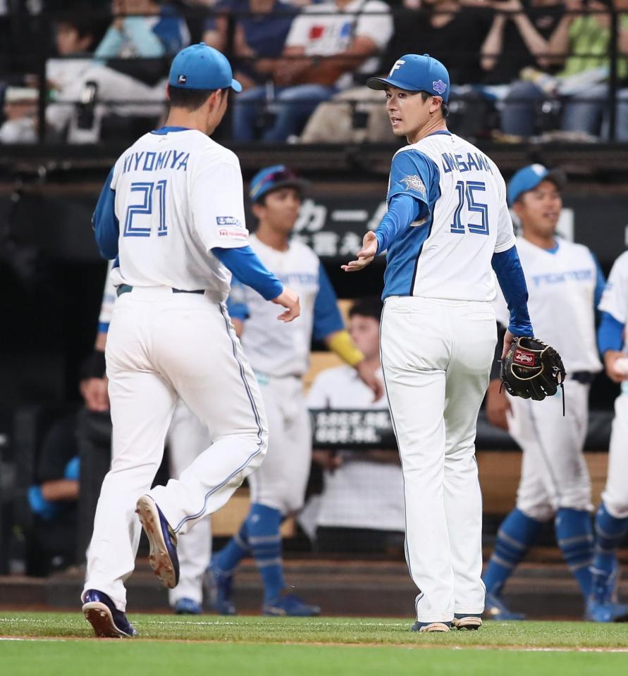 　６回、セデーニョを三ゴロに抑え、清宮（左）を迎える上沢（撮影・中島達哉）