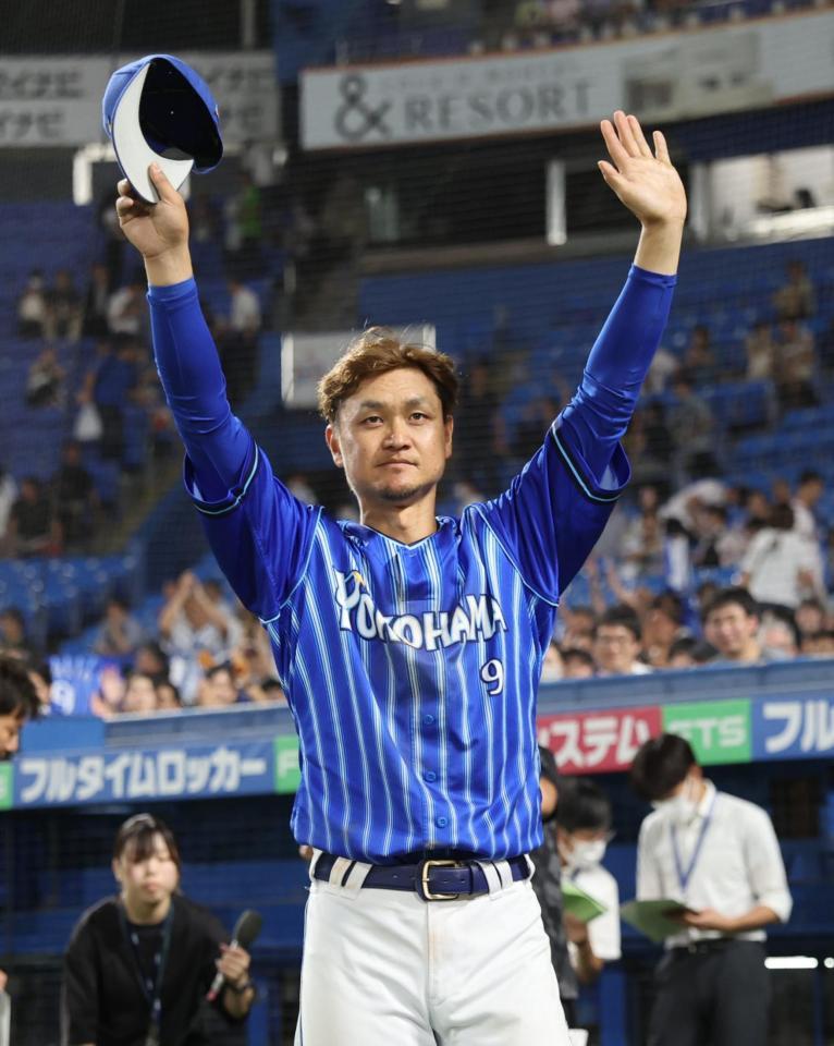 　ヒーローインタビュー後、ファンに手を振る大和