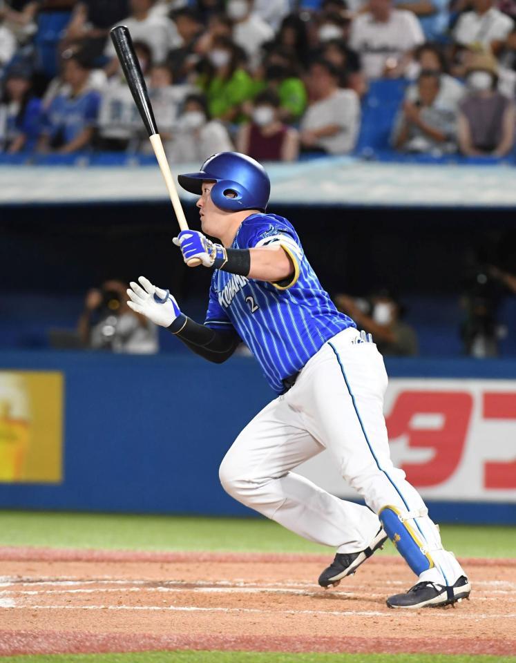 　８回、同点の適時二塁打を放つ牧（撮影・三好信也）