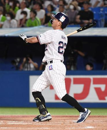 　６回、代打で逆転右越え３点本塁打を放つ青木（撮影・三好信也）