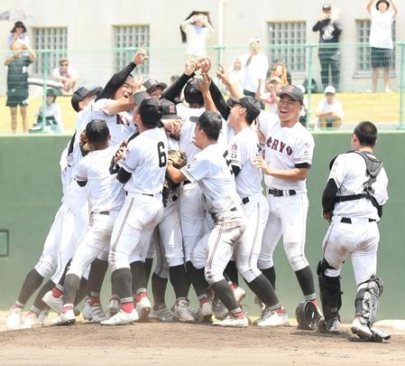 　試合に勝利し、喜ぶ広陵ナイン（撮影・石井剣太郎）