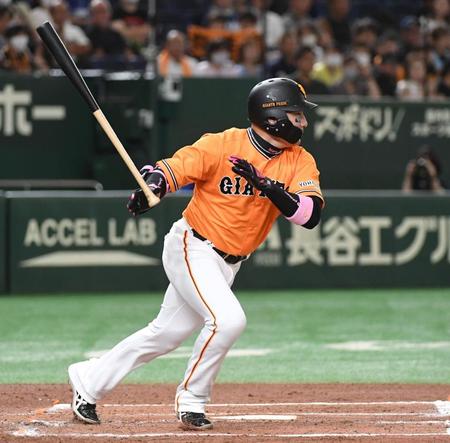 　１回、丸は二塁へ適時内野安打を放つ（撮影・佐藤厚）