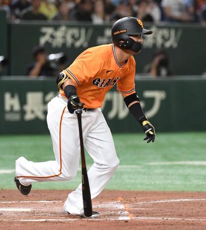 　２回、吉川尚輝は右前に適時安打を放つ（撮影・佐藤厚）