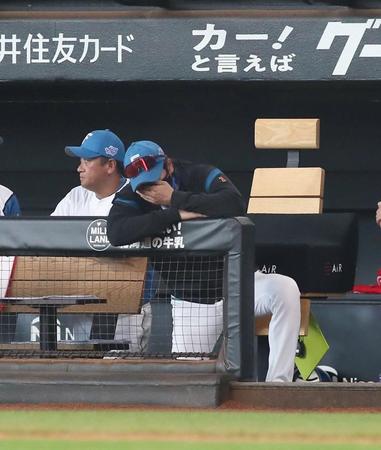 　３回、伊藤が野口に押し出し四球を与え、ベンチでがっくりする新庄監督（撮影・中島達哉）