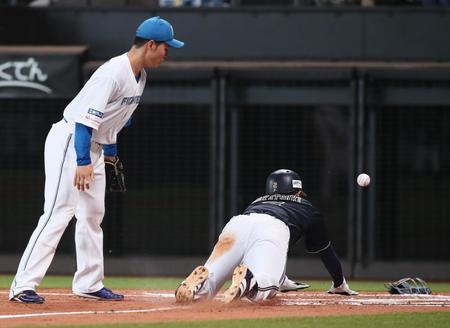 　２回、生還する三走・若月（野手・清宮）＝撮影・中島達哉