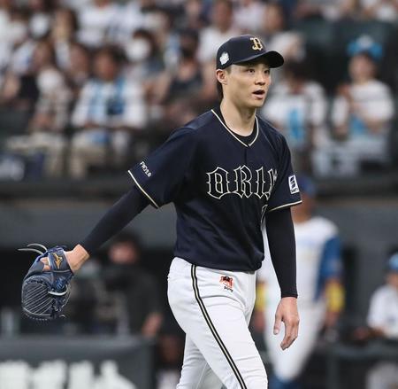 　５回、清宮にソロ本塁打を浴びるも後続を抑え、ベンチに戻る山崎福（撮影・中島達哉）