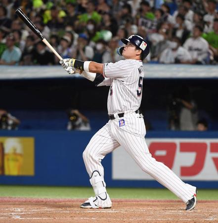 　４回、勝ち越しの左越え本塁打を放つ村上（撮影・三好信也）