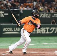 　１回、丸は二塁へ適時内野安打を放つ（撮影・佐藤厚）