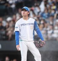 　２回、ミスが絡み３失点し、マウンドでぼうぜんとする伊藤（撮影・中島達哉）