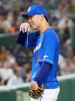 　５回、丸に適時打を許し、汗を拭う高橋宏