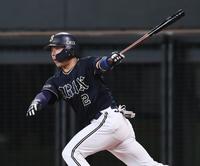 　２回、先制適時二塁打を放つ若月（撮影・中島達哉）