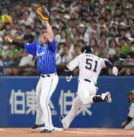 　６回、代打で勝ち越しのサード内野安打を放つ濱田（撮影・三好信也）