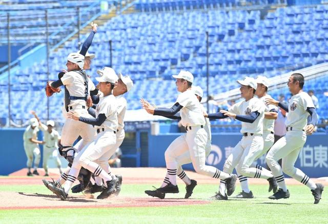 日大三　前監督の小倉氏もベンチ前で涙　接戦制し２年連続の夏切符　三木監督も涙「苦しかった」