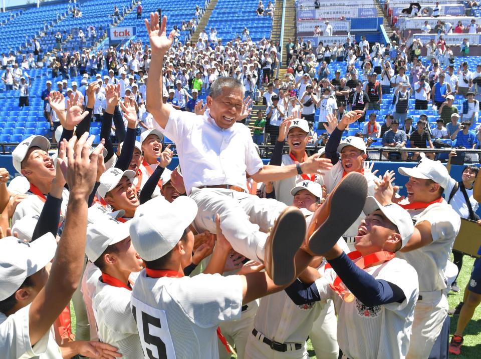 　ナインに胴上げされる小倉全由前日大三監督（撮影・西岡正）