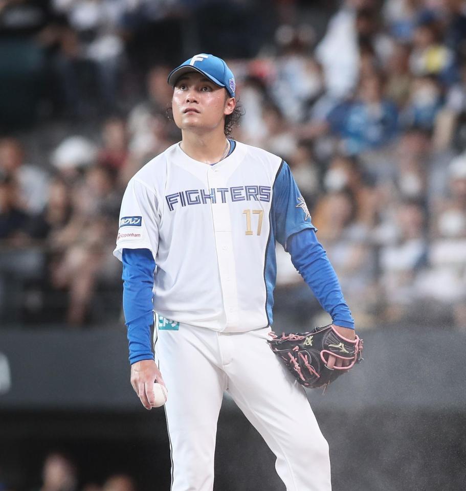 　２回、ミスが絡み３失点し、マウンドでぼうぜんとする伊藤（撮影・中島達哉）