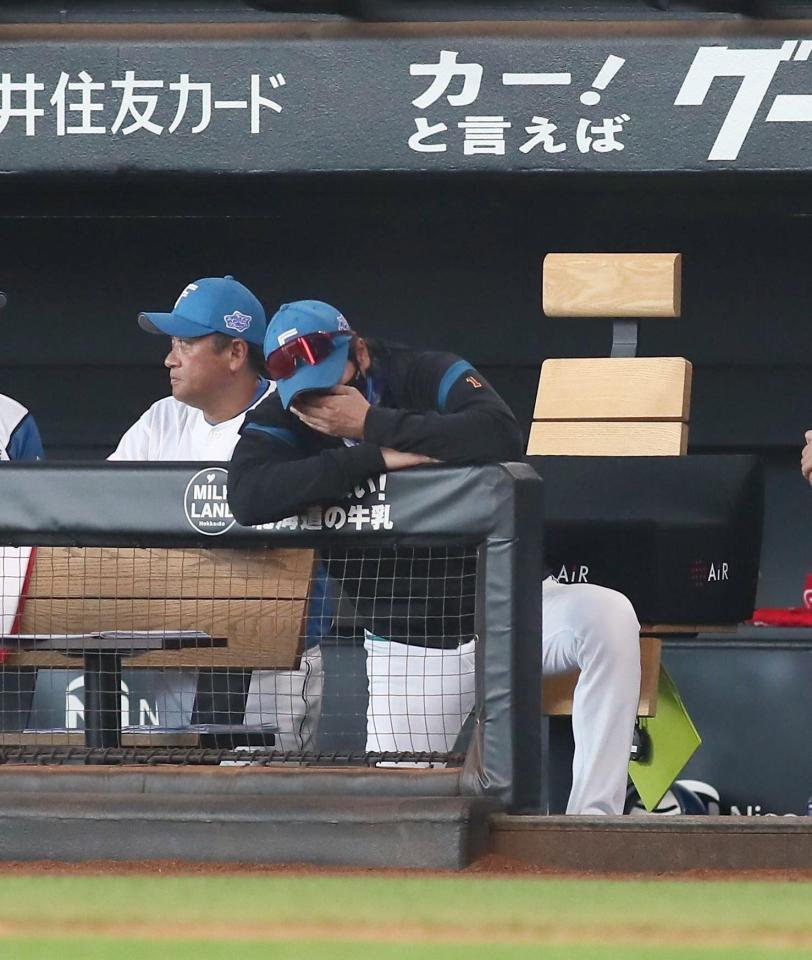 　３回、伊藤が野口に押し出し四球を与え、ベンチでがっくりする新庄監督（撮影・中島達哉）