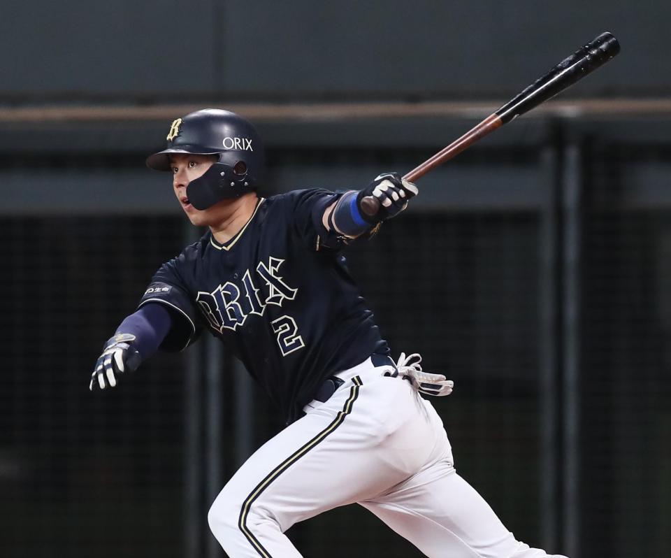 　２回、先制適時二塁打を放つ若月（撮影・中島達哉）