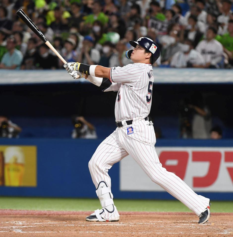 　４回、勝ち越しの左越え本塁打を放つ村上（撮影・三好信也）